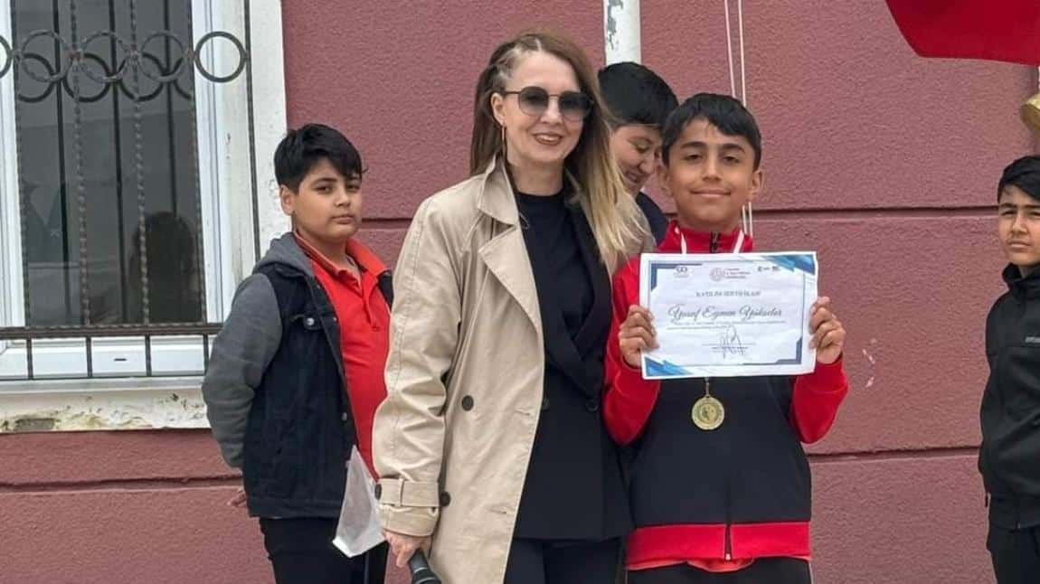 Yalova'da Ortaokullar arası akıl zeka oyunlarında il birincisi olarak okulumuzu Türkiye şampiyonasında temsil edecek öğrencimiz Yusuf Eymen YÜKSELERi tebrik ediyoruz.