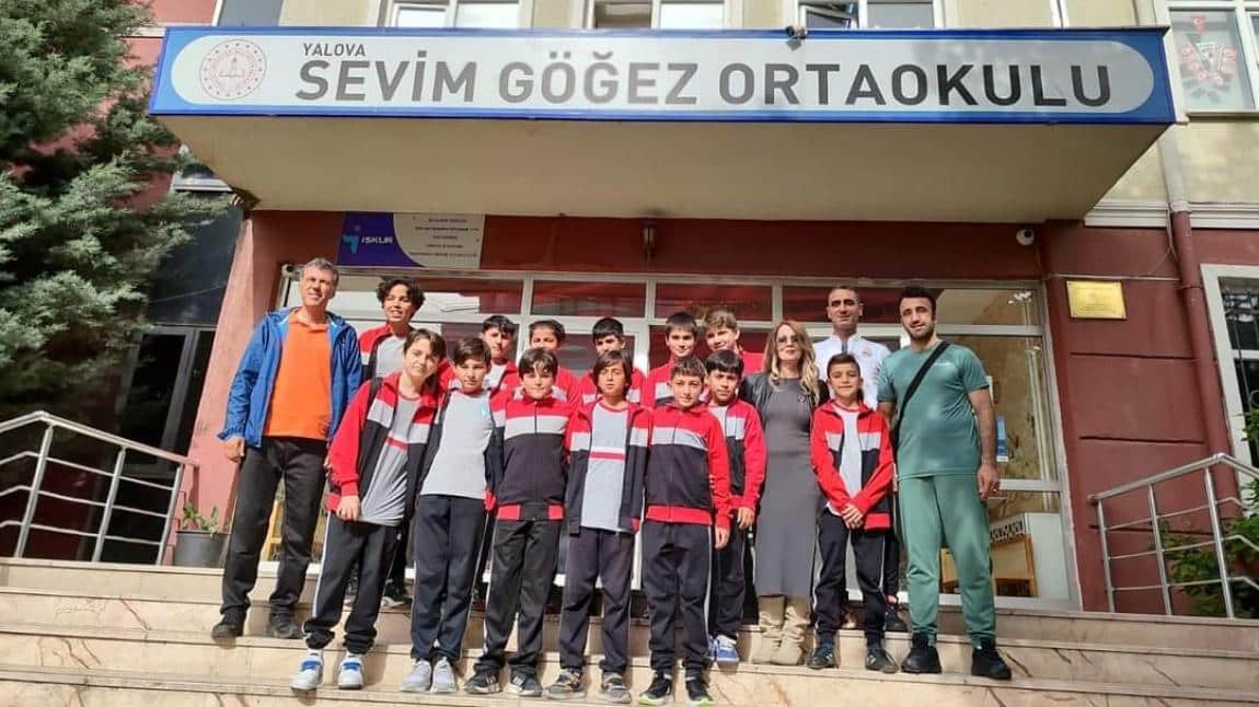 Okulumuz küçük erkekler futbol takımı  ilimizi temsilen Manisa ili Kula ilçesinde yapılan Türkiye Şampiyonası müsabakalarına katılmak için yola çıktı.