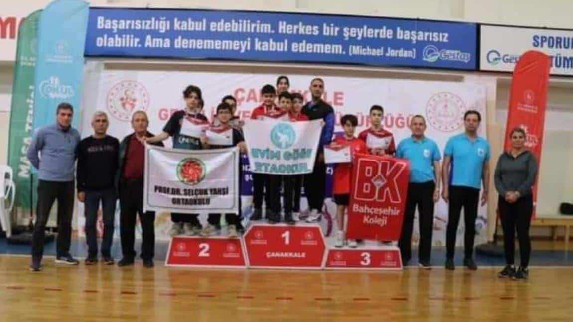 Okulumuz Masa Tenisi Bölge maçlarında hem kızlar hem erkekler takımlarında Şampiyon olarak, Türkiye finallerinde