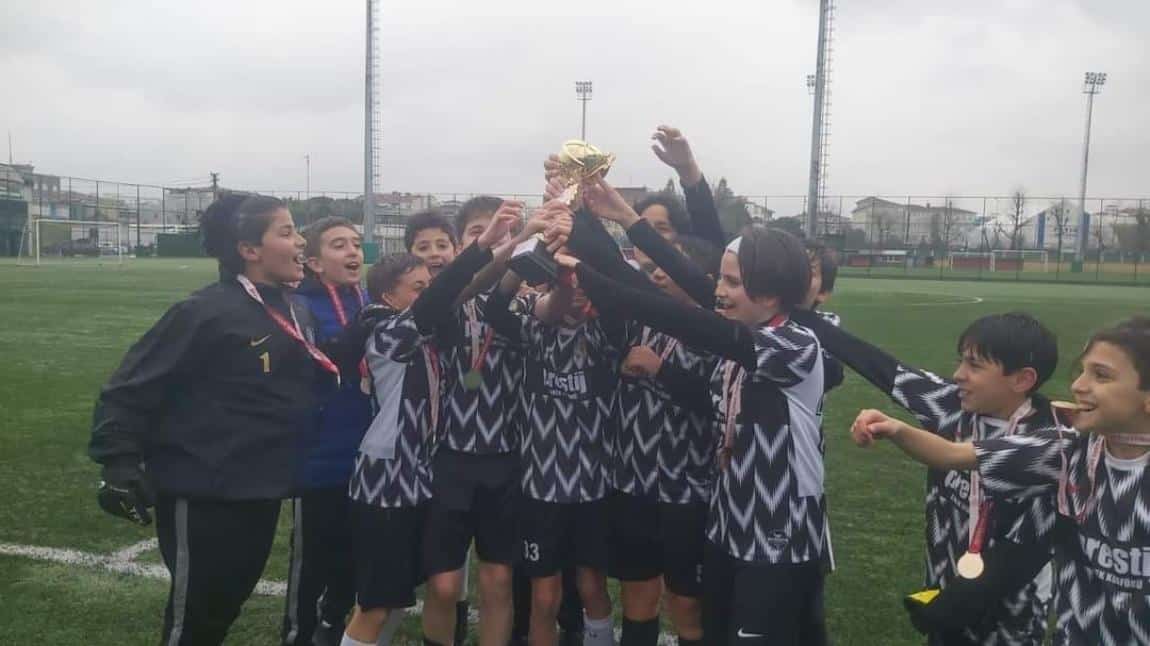 Yalova ortaokullar arasi futbol küçükler il şampiyonu Sevim Göğez Ortaokulu olmuştur. Çocuklarımızı tebrik eder başarılarının devamını dileriz.
